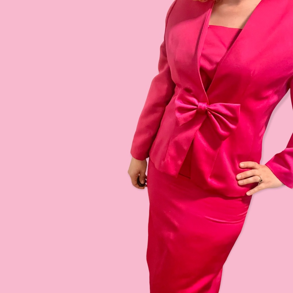 Vintage hot pink womens suit blazer and skirt! Big bow on front! Size 14.
